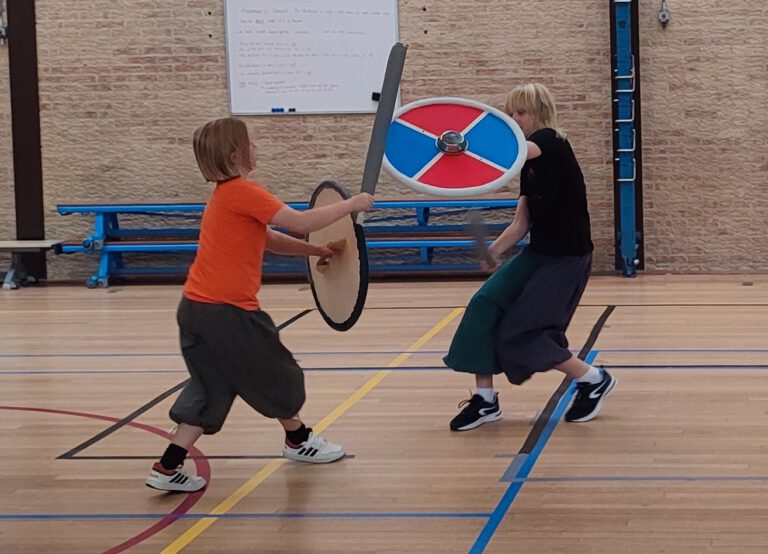 Spelen met zwaarden zwaardvechten leren voor de jeugd